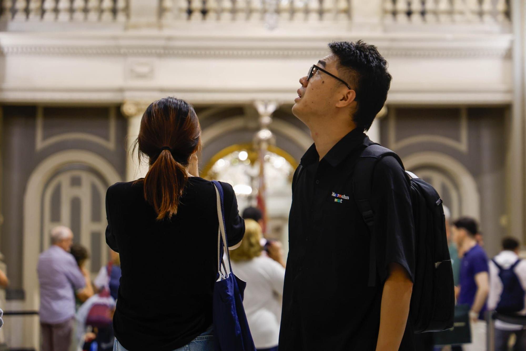 El centro se llena en vísperas del Nou d'Octubre para ver la Senyera
