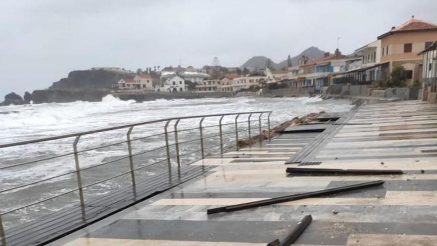 El temporal destroza el paseo marítimo de Cabo de Palos
