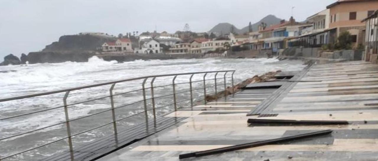 El temporal destroza el paseo marítimo de Cabo de Palos