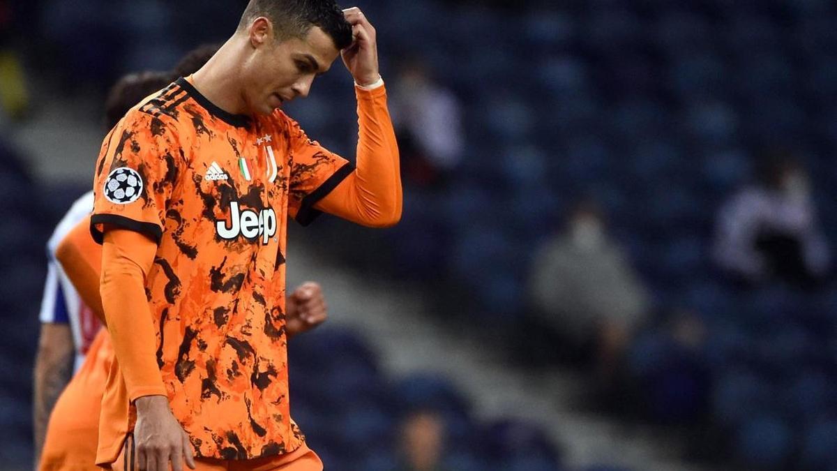 Cristiano Ronaldo se lamenta tras la derrota de la Juventus ante el Oporto (2-1)