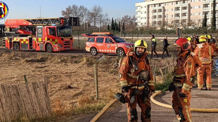 Un incendio obliga a desalojar varias viviendas en Torrent