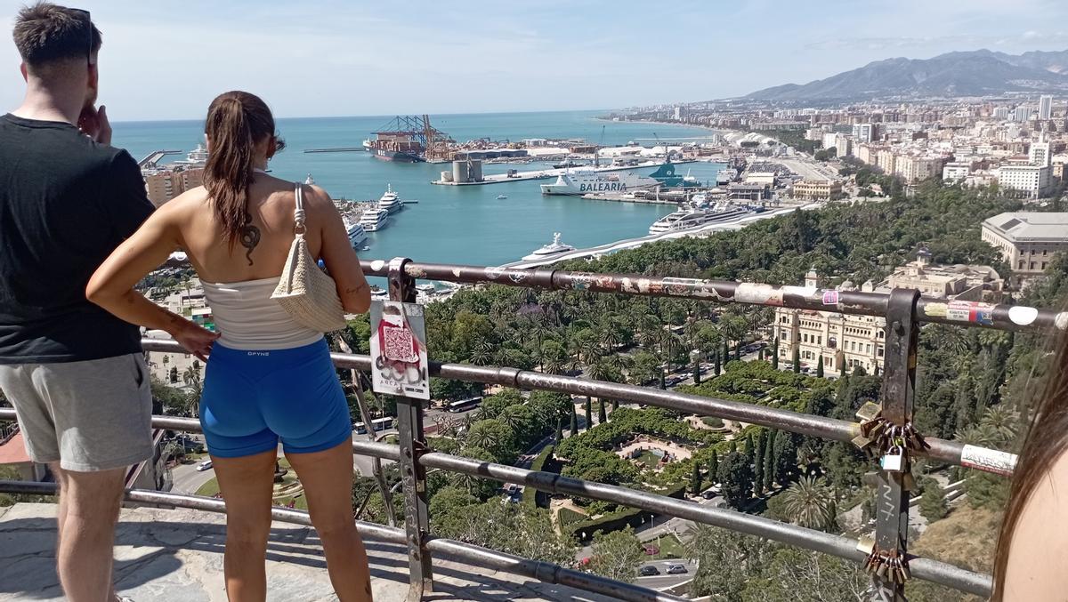 Detalle de las barandillas del mirador de Gibralfaro, la semana pasada: pintadas, adhesivos, candados y QR vandalizado.