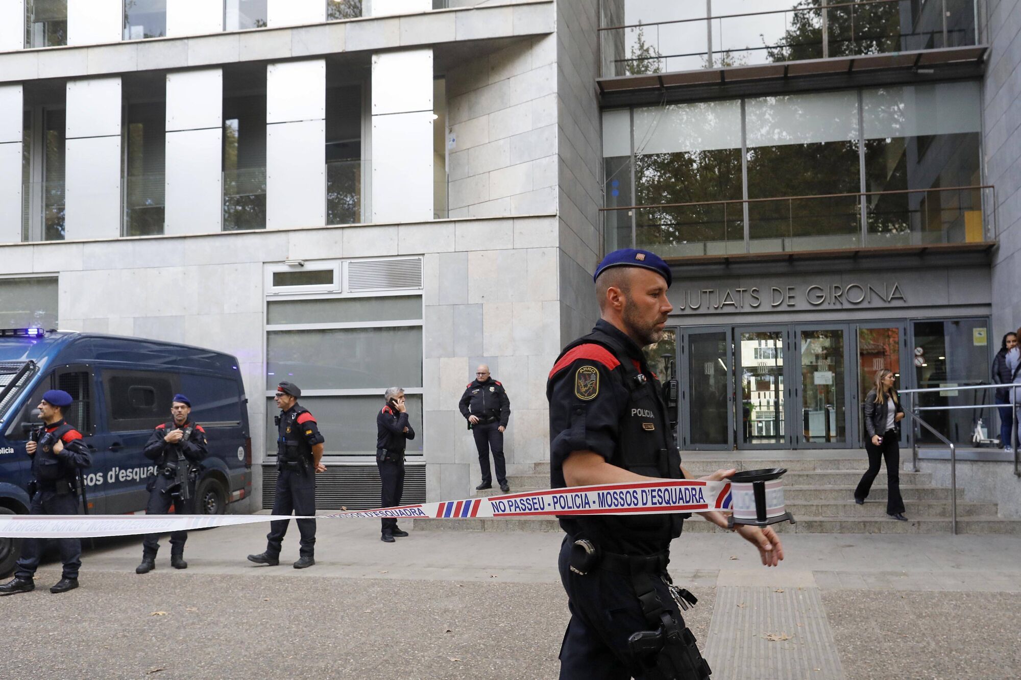 Girona. Jutjats. Concentracio de suport pel judici a dos investigats per cremar una bandera espanyola durant un concert d'Inadaptats de Fires de 2024. Dispositiu mossos esquadra. Mossos d'esquadra acordonant els jutjats.