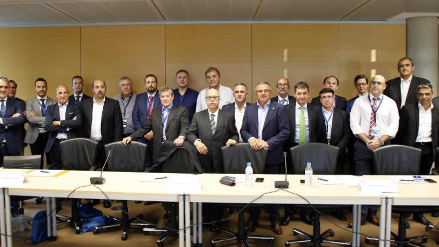 Representantes de los clubes, con Eduardo García y Ángel Bordes, del Unicaja.