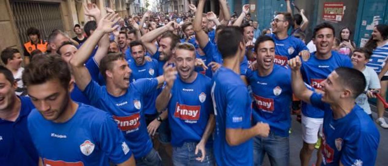 El Ontinyent CF, en la celebración por el ascenso a Segunda División B, anteayer.