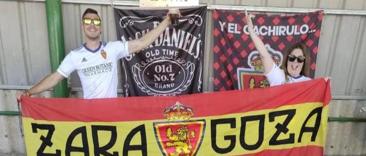 Nacho y Almudena, durante un desplazamiento con una bandera de España con el escudo del Real Zaragoza