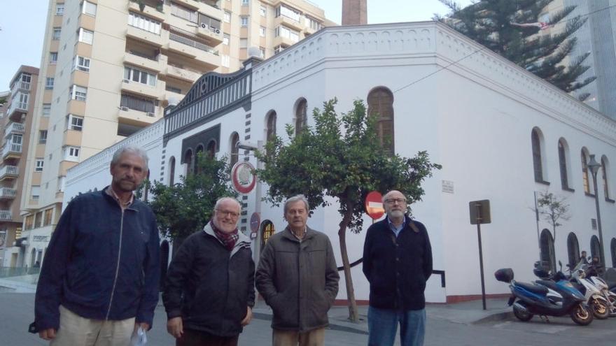 Vecinos de La Malagueta, esta semana delante de las oficinas de Endesa en calle Maestranza, un edificio del año 1922 del ingeniero Juan Broton.