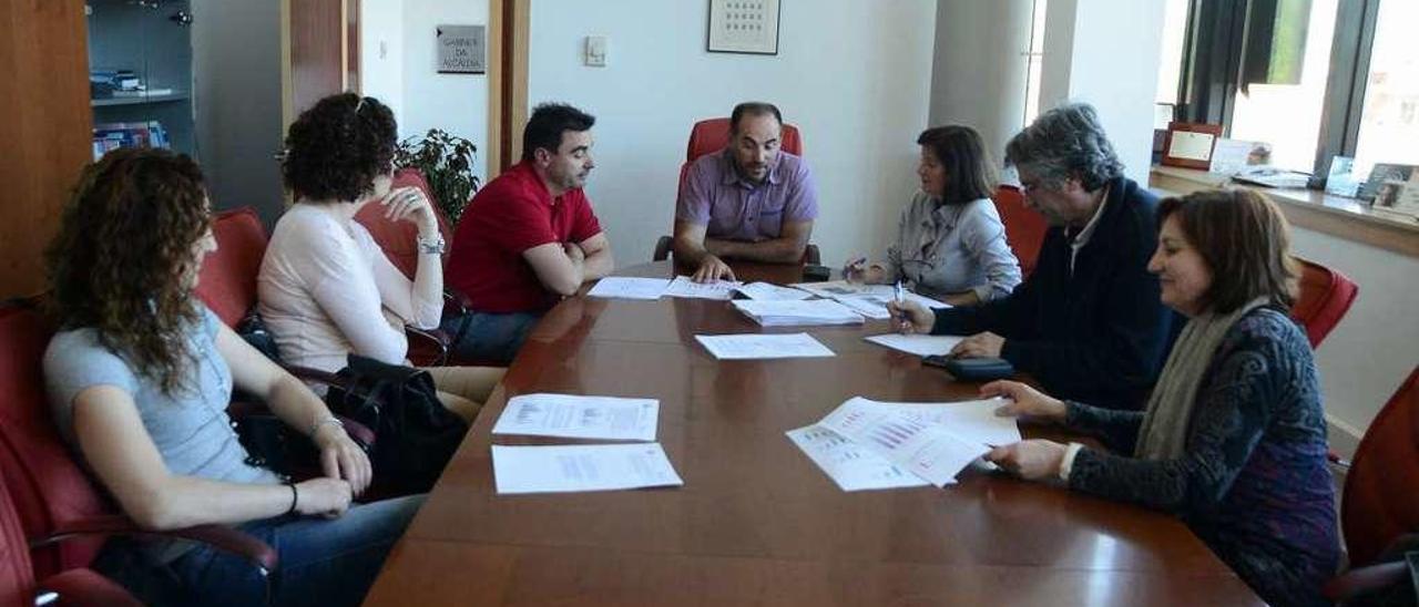 Reunión, onte, entre o concelleiro e os representantes dos centros escolares. // Gonzalo Núñez