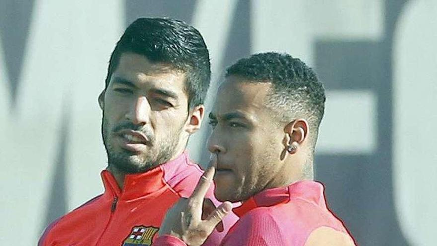 Suárez y Neymar, durante el entrenamiento de ayer. // Efe