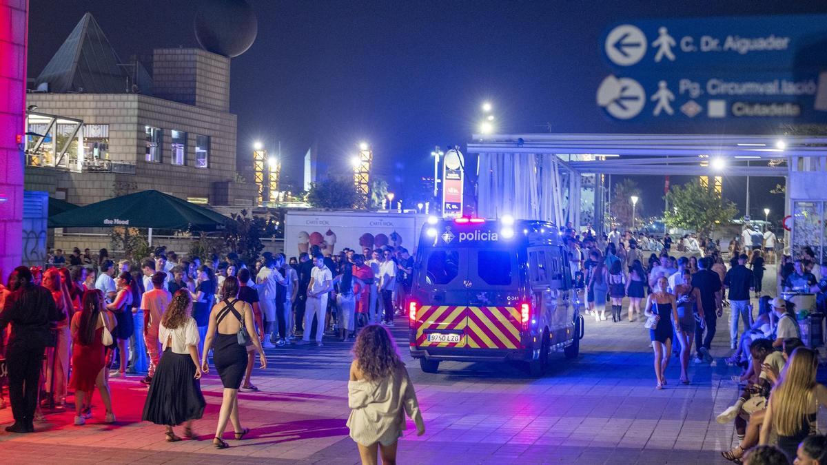 Una patrulla de la Guardia Urbana recorre la zona de restaurantes, bares y discotecas de la zona de ocio nocturno alrededor del hotel Arts en el paseo marítimo de Barcelona