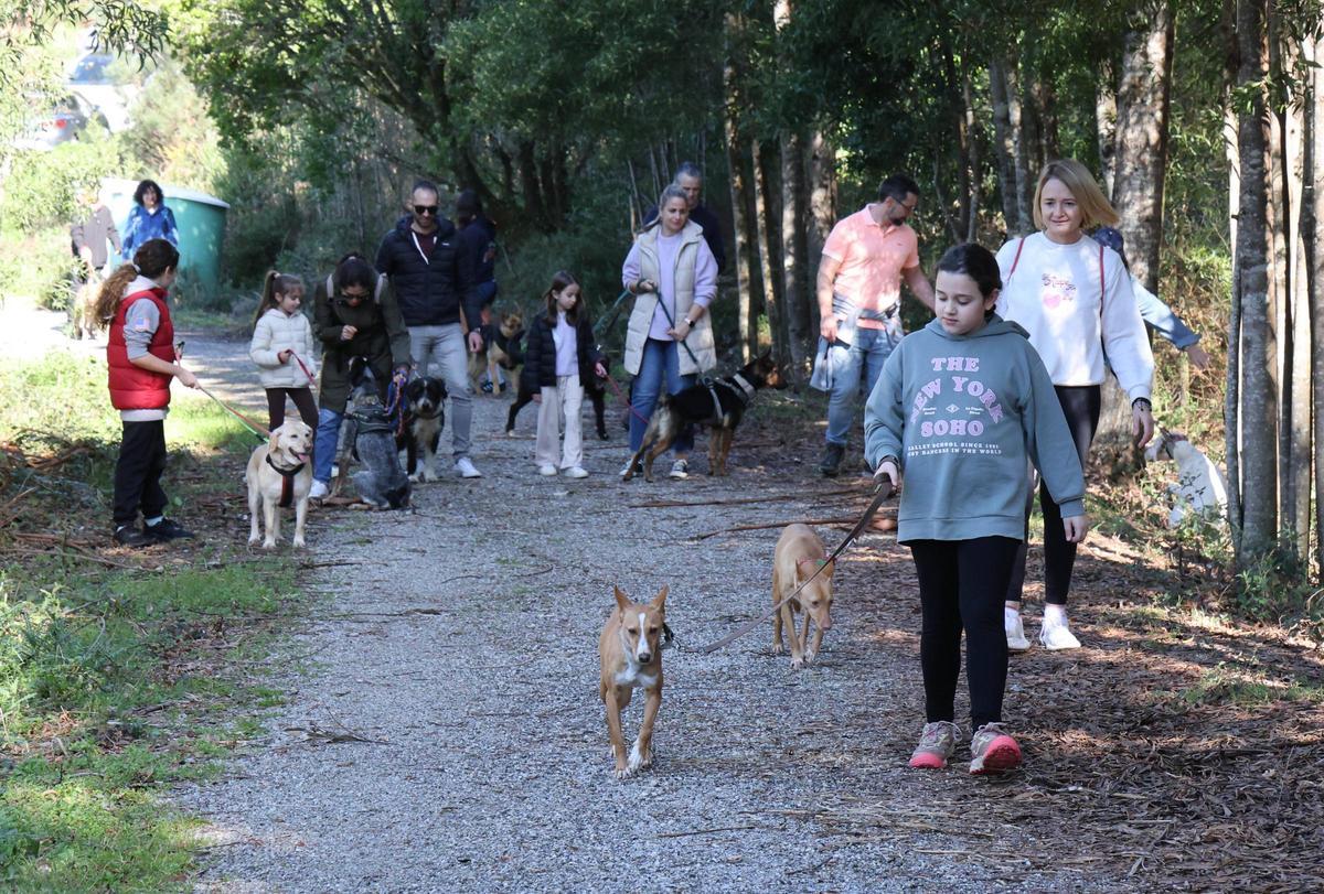 Un paseo por una buena causa: la protectora Os Biosbardos y FARO se unen en la suscripción solidaria