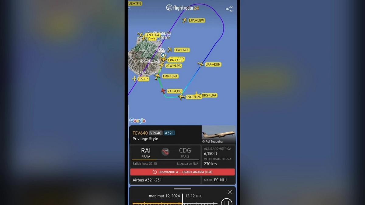 Imagen de la app Flight Radar, donde se detalle el desvío del vuelo con destino París.