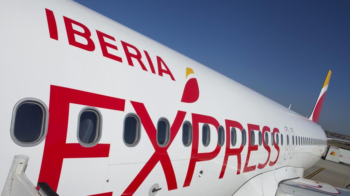 Archivo - Avión de Iberia Express