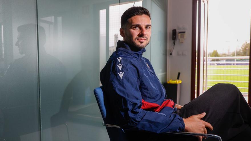 Sergio Lozano posa en una sala de la Ciudad Deportiva del Levante UD, en Buñol. | FRANCISCO CALABUIG