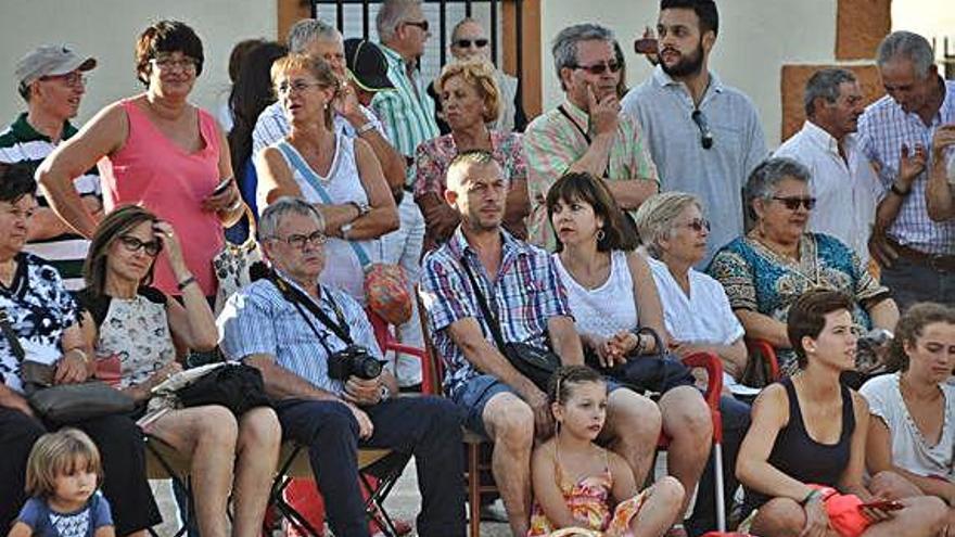 Vecinos y jóvenes de Cerezal en un anterior festejo.