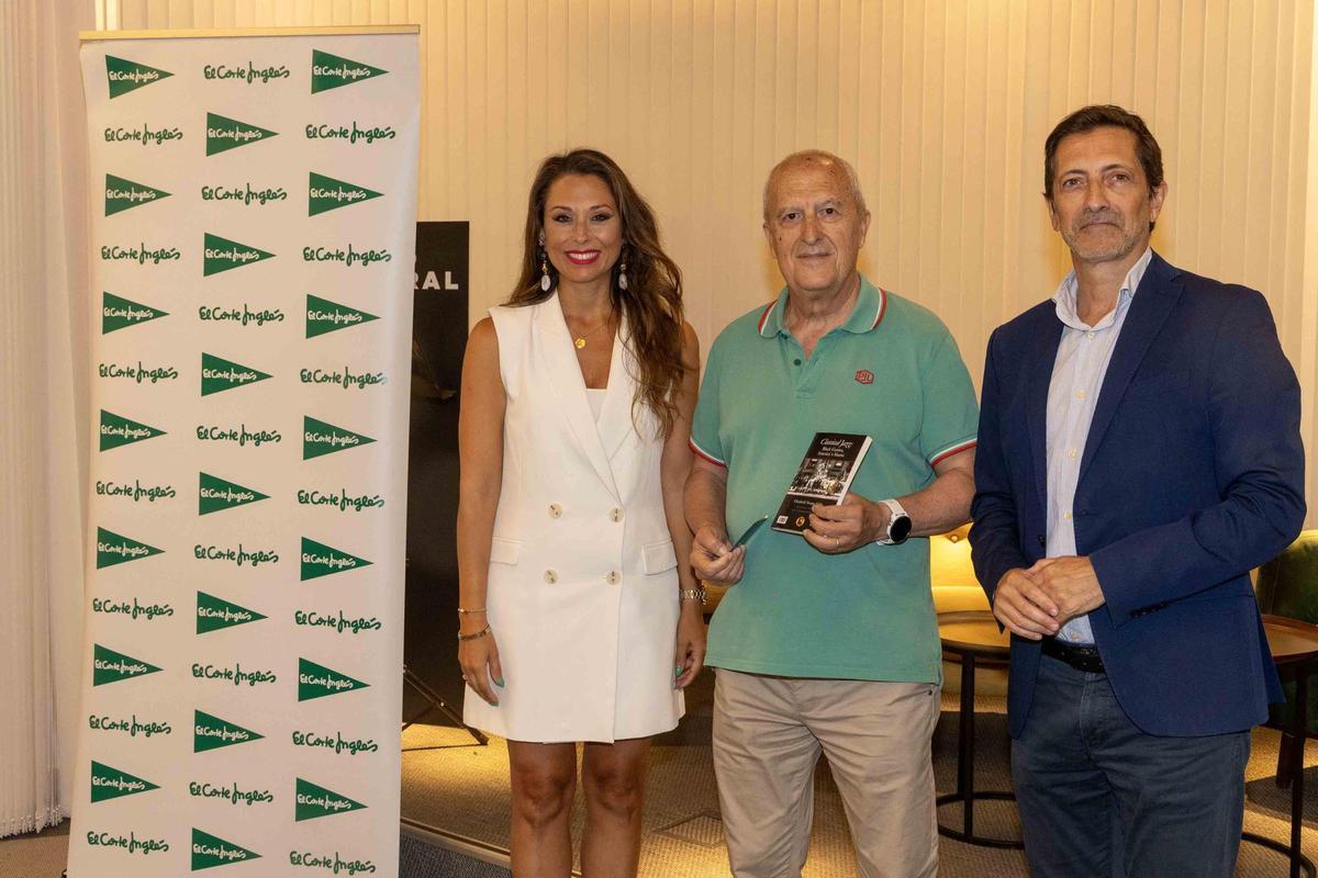 Fernández de Córdova recibe el cheque regalo de 300 euros como ganador de la categoría profesional