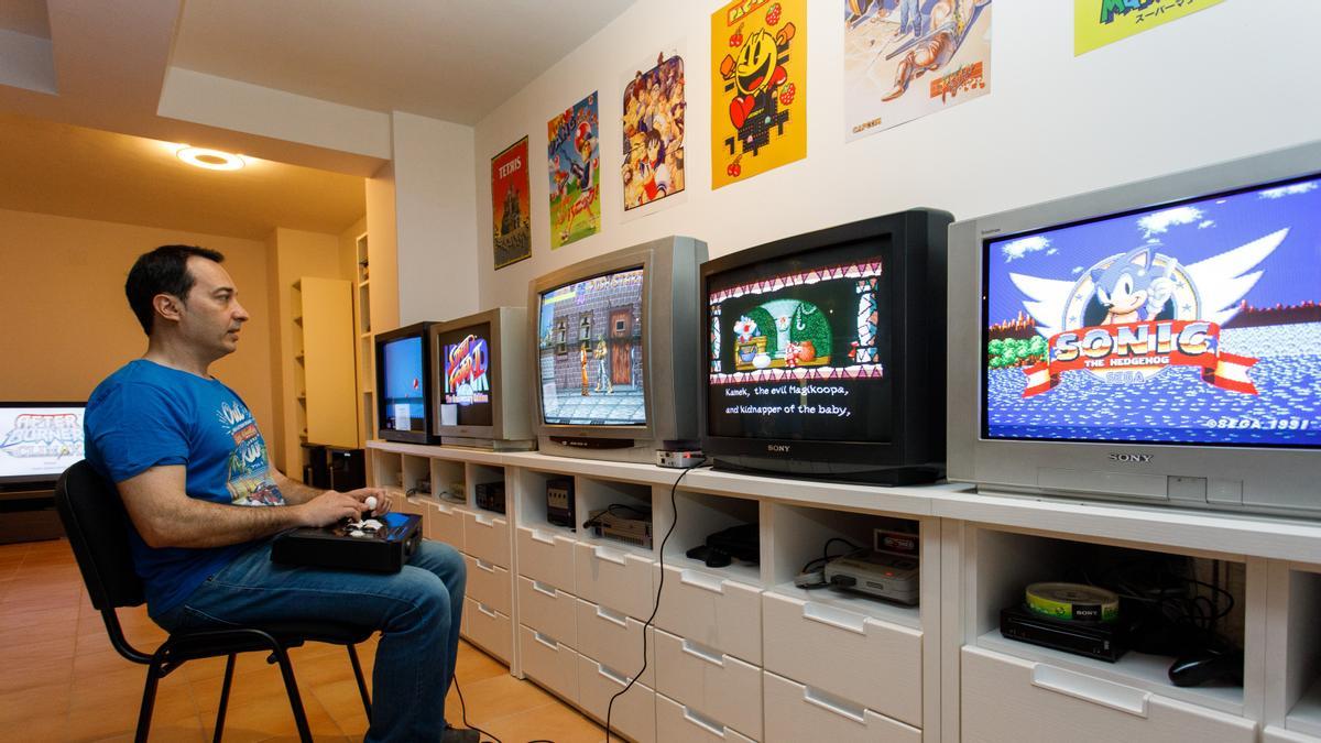 Carles Garcia juega al Street Fighter en la zona de 'gaming' doméstica de su retrocueva.