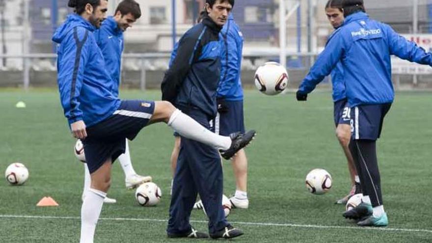 El entrenador del Oviedo, Pacheta, observa a Jorge Rodríguez, que domina el balón, en la sesión del Díaz Vega.