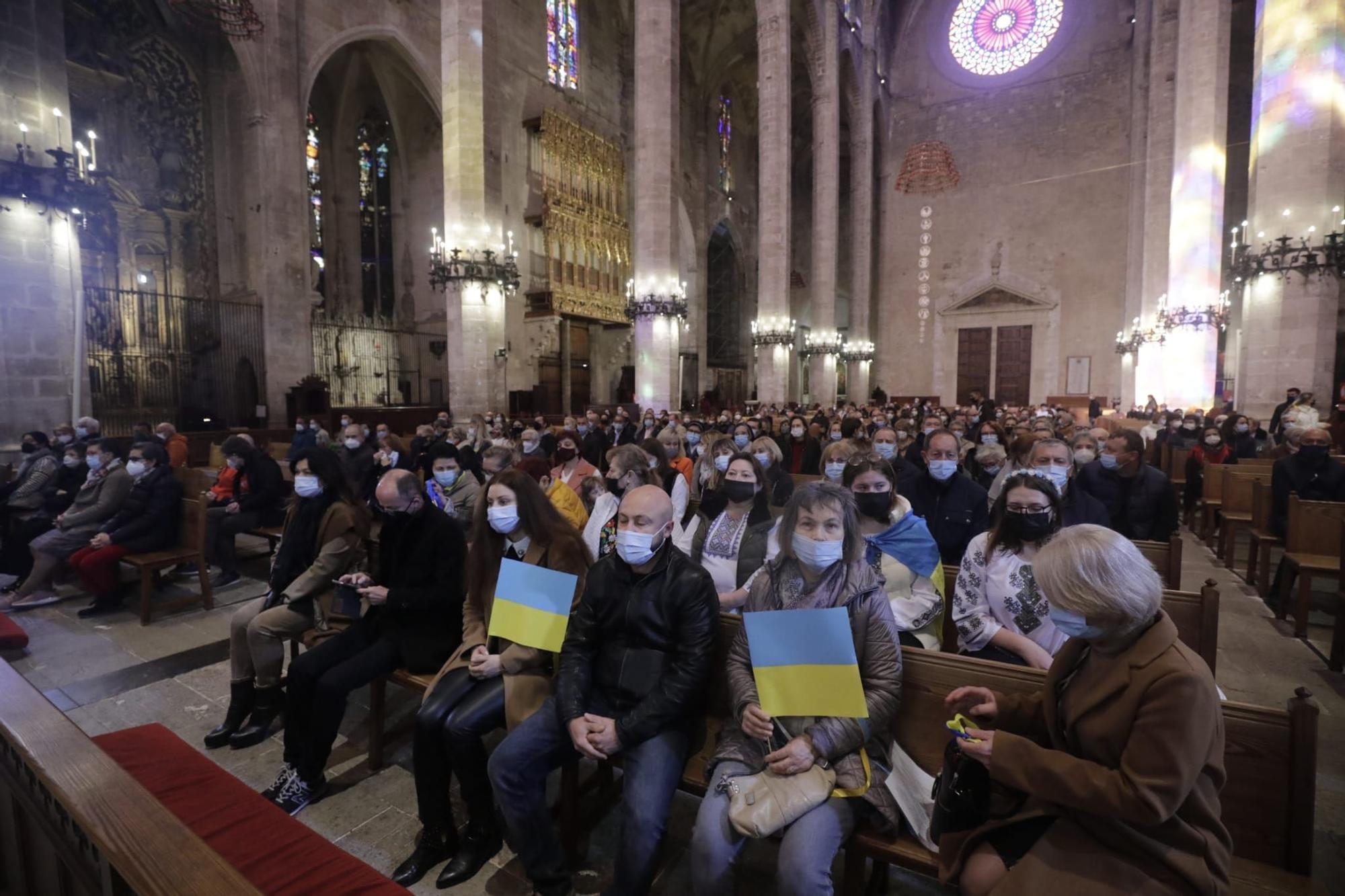 Medio millar de personas asiste a la misa en la Seu para pedir la paz en Ucrania