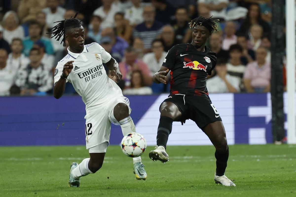 MADRID, 14/09/2022.- El centrocampista francés del Real Madrid Eduardo Camavinga (i) disputa un balón con Mohamed Simakan (d), defensa francés del RB Leipzig, durante el encuentro correspondiente al grupo F de la Liga de Campeones de la UEFA, celebrado este miércoles en el Santiago Bernabéu de Madrid. EFE/ Juanjo Martín