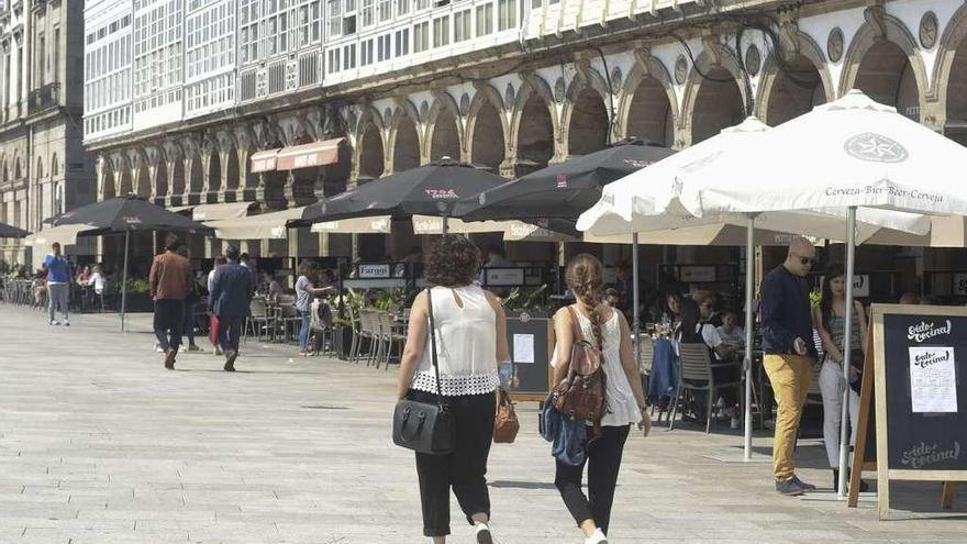 Dos jóvenes pasean por la Marina.