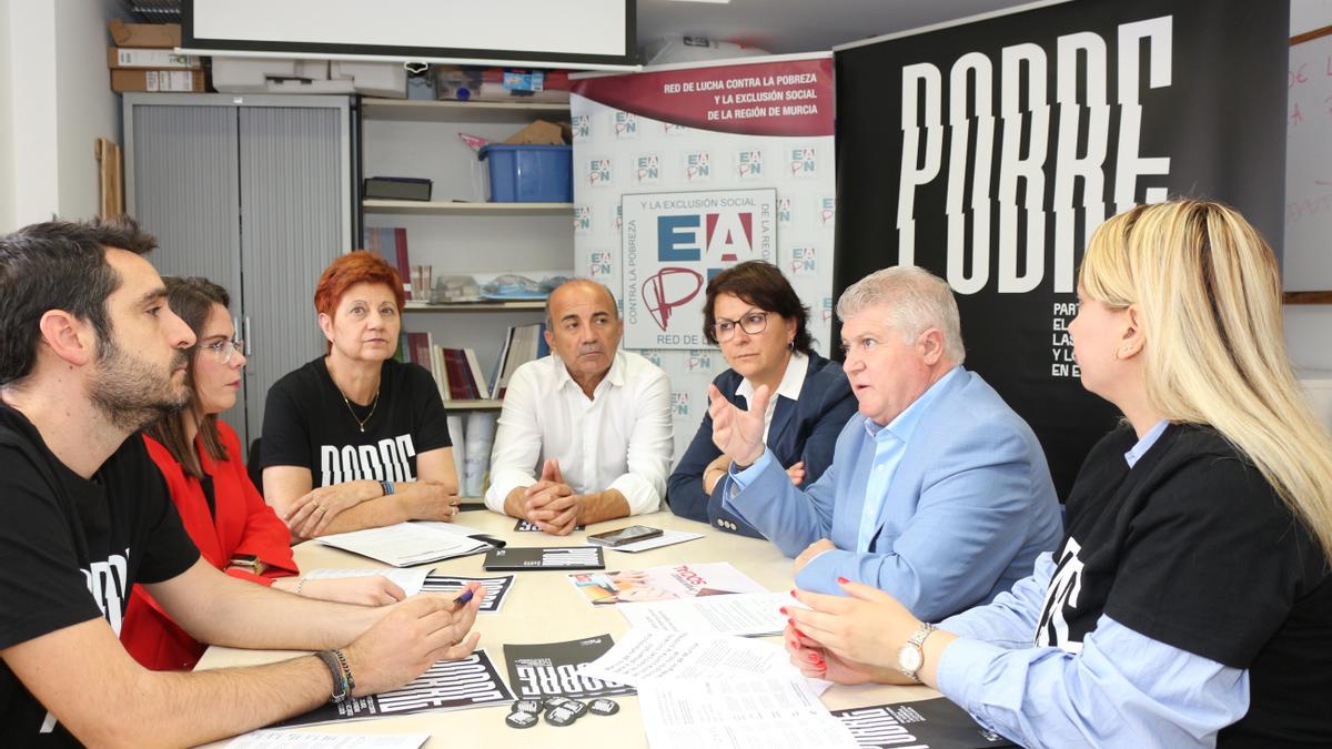 José Vélez, reunido este martes con miembros de la Red de Lucha Contra la Pobreza y la Exclusión Social en la Región.