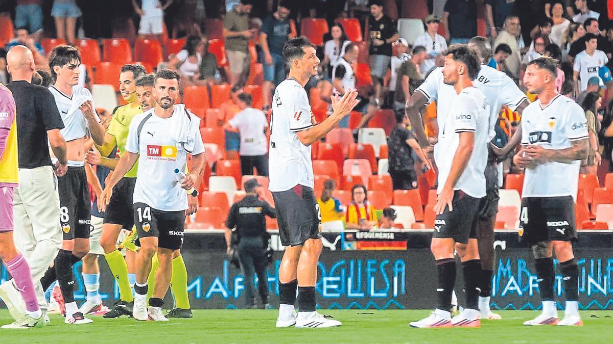 Los futbolistas del Valencia CF charlan al término del partido contra el Celta.