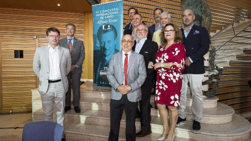 En el centro de la imagen, Antonio Morales, Jaume Aragall y Rosa Kraus, rodeados por los miembros del jurado.