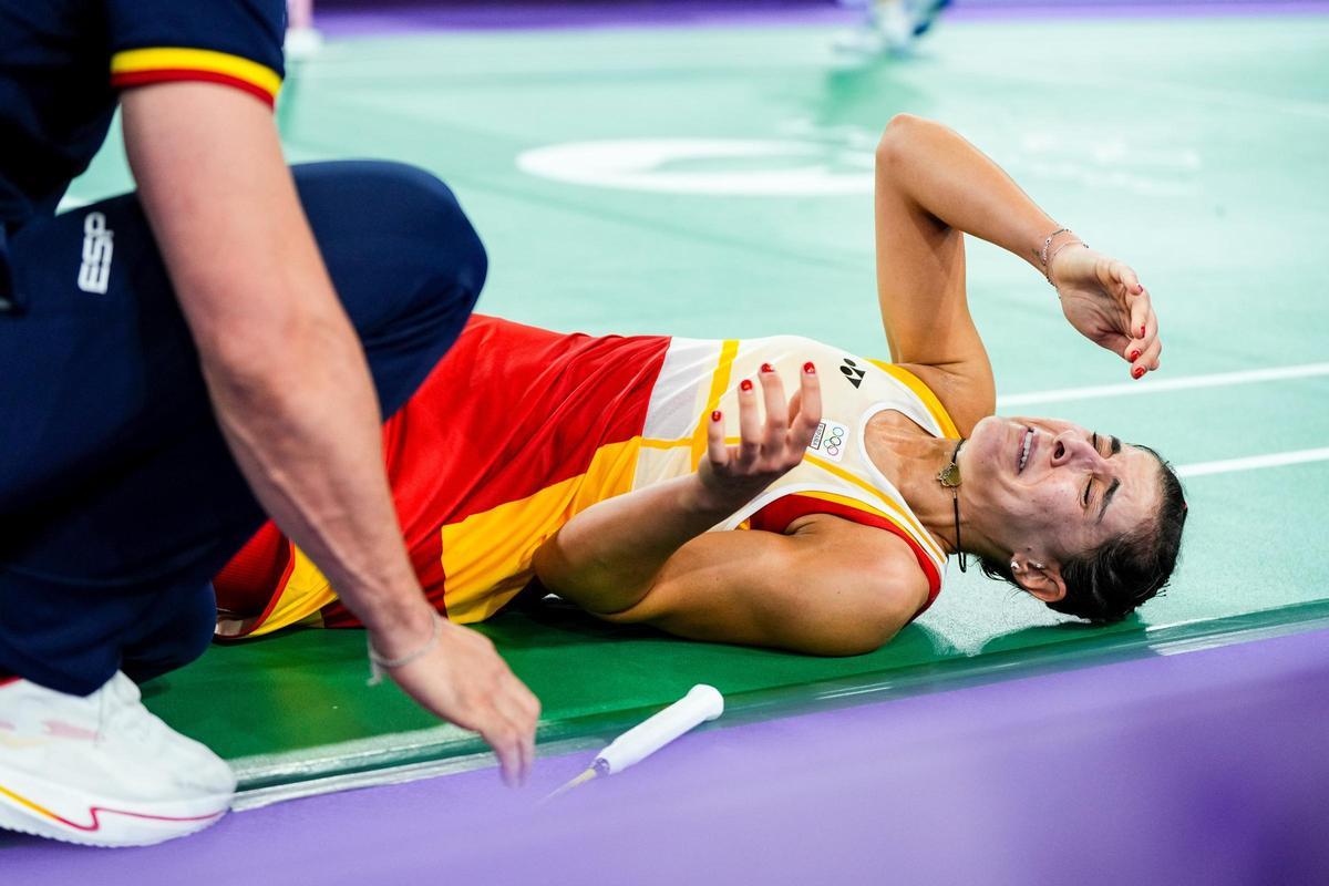 Carolina Marín, tras caer lesionada.