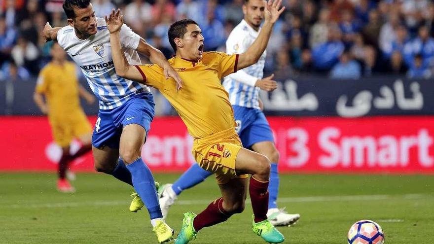 Luis Hernández trata de detener a Ben Yedder, ayer en La Rosaleda.