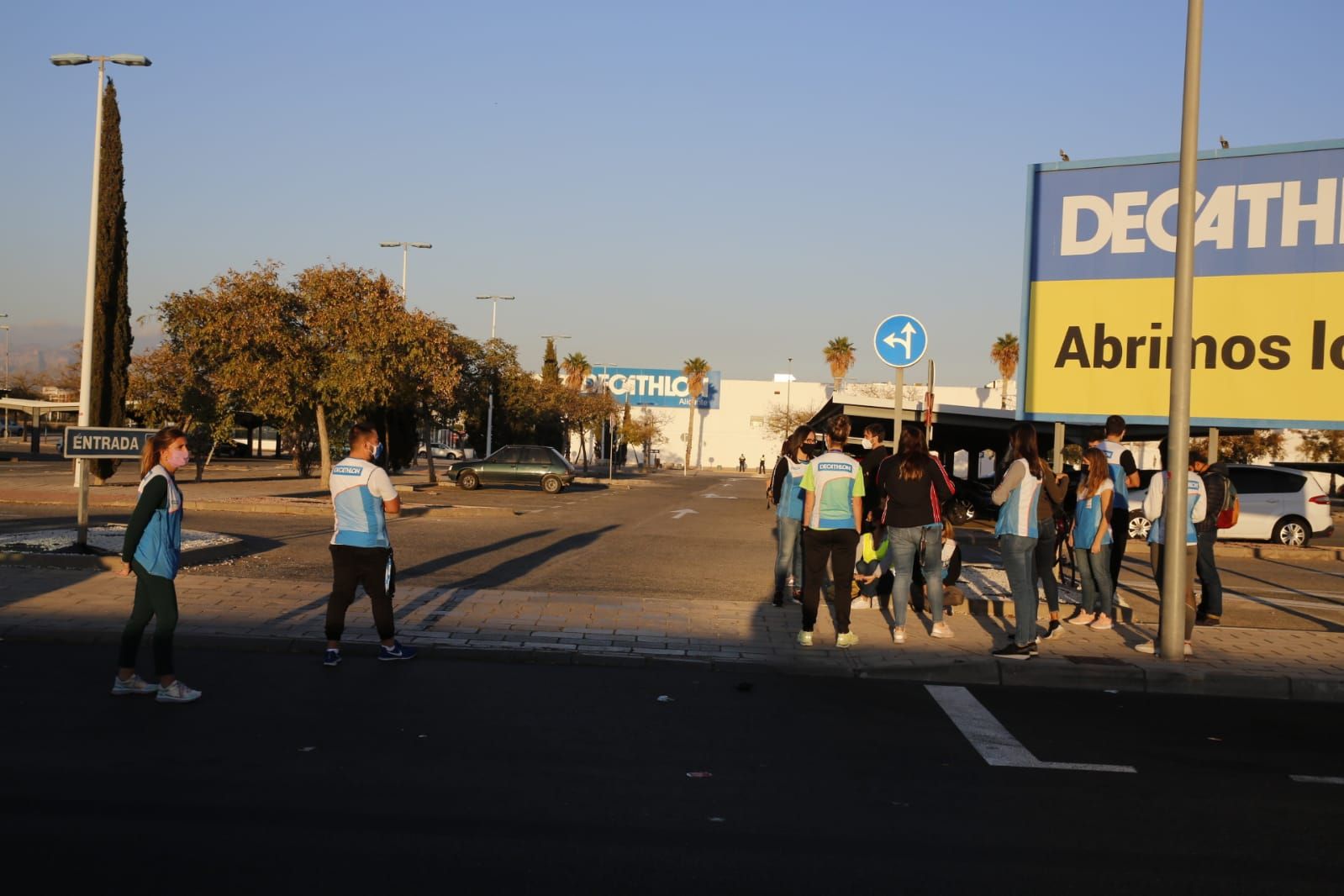 Los bomberos sofocan un incendio en Decathlon Alicante