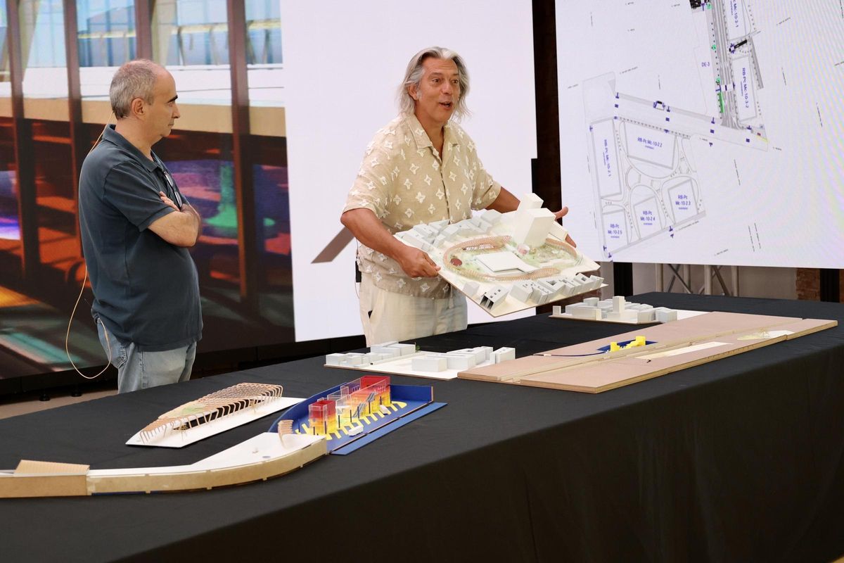 El diseñador, Javier Peña, sostiene la maqueta de la Plaza Central que albergará todo el transporte intermodal.
