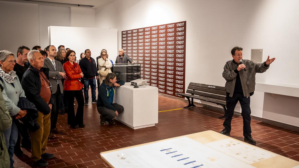 Francesc Abad explicant detalls de l'exposició, al Mume, el dia de la inauguració.