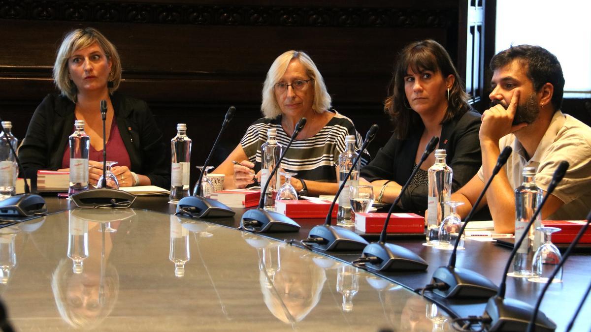 La vicepresidenta primera del Parlament, Alba Vergés, presideix la Mesa amb Assumpta Escarp (PSC), Aurora Madaula (Junts) i Rubén Wagensberg (ERC)