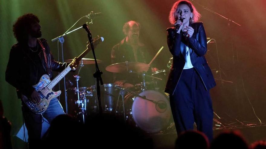 Chenoa, con sus músicos, ayer, durante el concierto que ofreció en el parque Jovellanos.