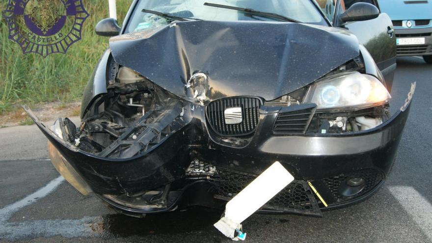 Un conductora que triplica la tasa de alcoholemia empotra el coche contra una farola en el Serradal