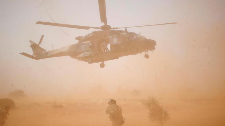 Imagen de archivo de un helicóptero militar despegando en Mali.