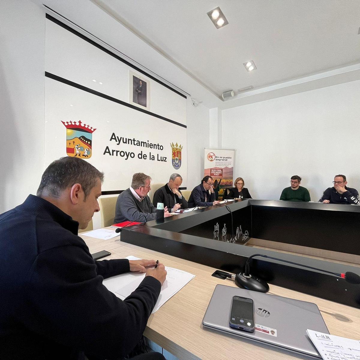 Reunión del proyecto 'En mi pueblo emprendí' en el Ayuntamiento de Arroyo de la Luz.