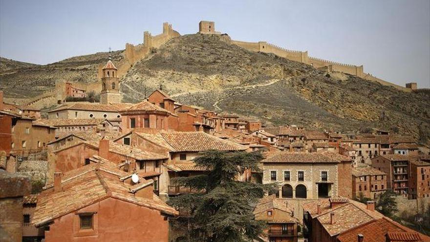 Albarracín es un lugar único. Pasear por sus calles, recorrer su muralla y adentrarse en sus monumentos es como hacer un viaje al medievo.