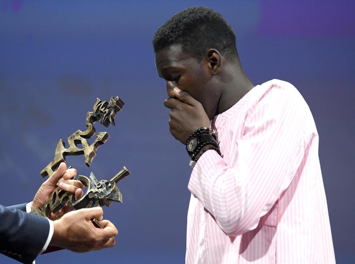 El actor senegalés Seydou Sarr recibe el Premio Marcello Mastroianni al Mejor Actor Novel por su interpretación en la película Lo capitano.
