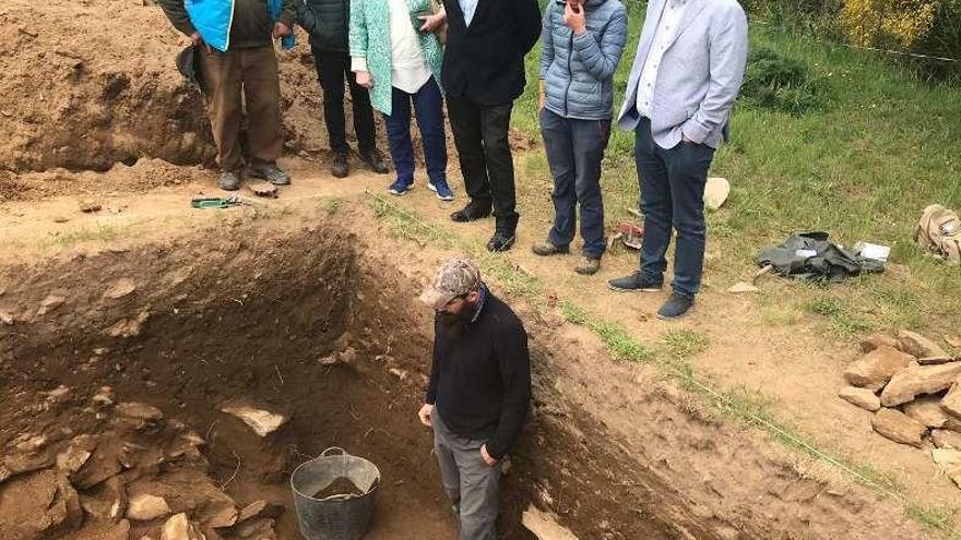 Crespo y Blanco inspeccionaron ayer los trabajos en el castro.