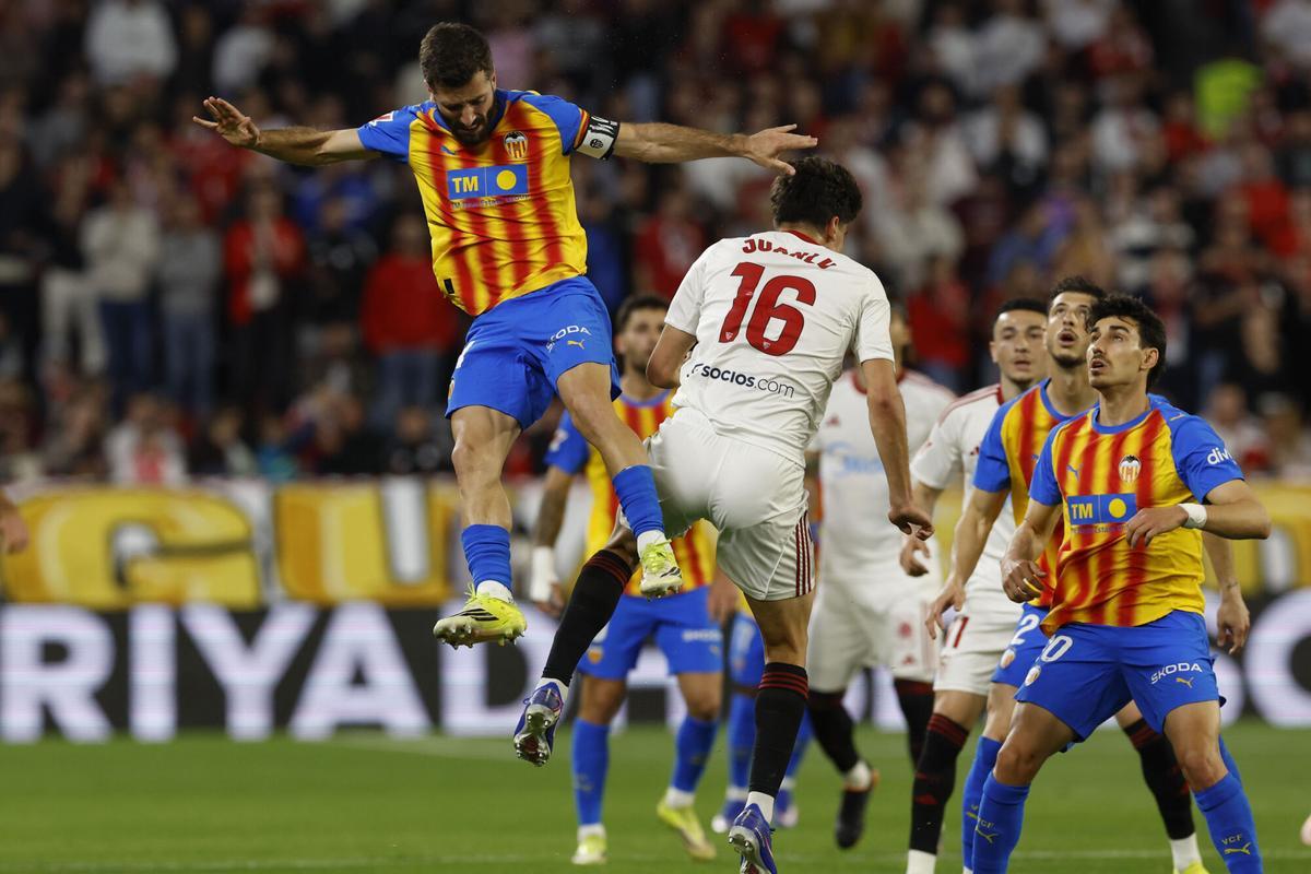 El centrocampista del Sevilla Juan Luis Sánchez y el defensa de Valencia José Gayá en el segundo de los choques