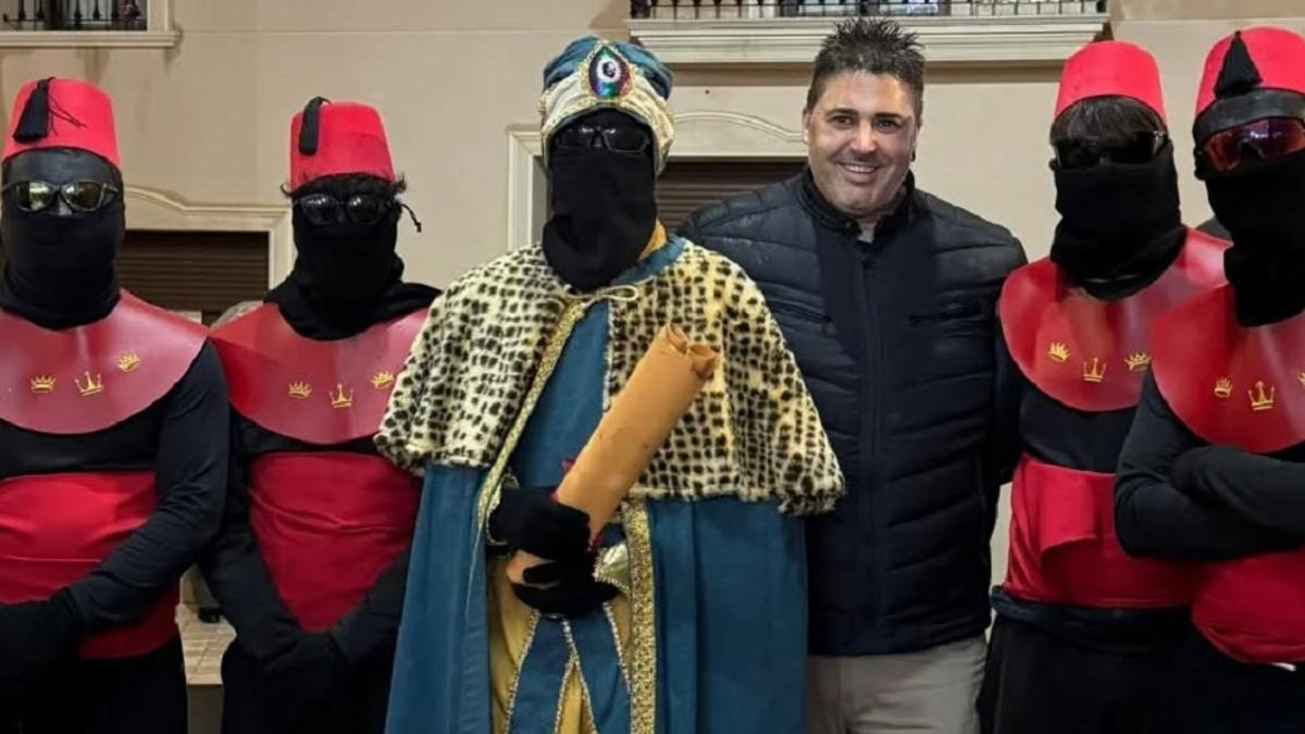 El emisario real y sus ayudantes, con el alcalde de Benicolet.