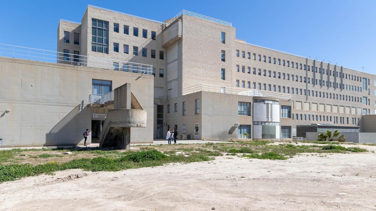 El Hospital de Sant Joan atiende a pacientes de cáncer en doble turno por falta de espacio