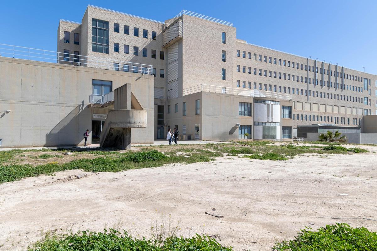 Espacio donde estaba previsto construir el nuevo centro de día de oncología del Hospital de Sant Joan