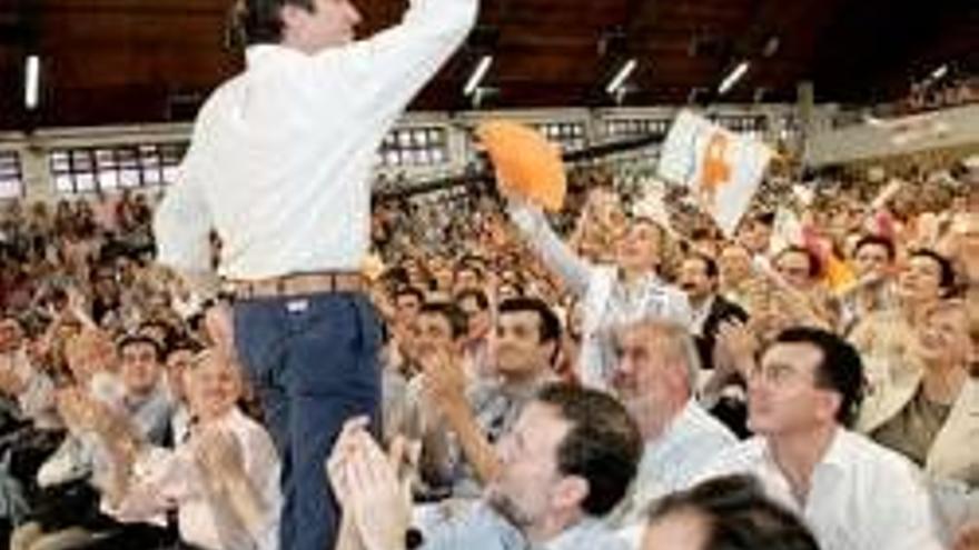 Rajoy dice que una victoria del PP acabará con el &quot;retraso histórico&quot; en Extremadura