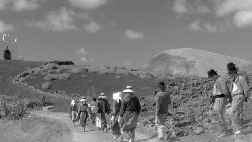 En el sentido de las agujas del reloj, el rodaje con Antonio José Betancor dando instrucciones a Goya Toledo y Carmelo Gómez, o visionando las pruebas con Andrés Santana. A lado, fotogramas con la pareja protagonista, Iaim Glenn y una grabación con Cervino. | JUAN ANTONIO CASTAÑO/LA PROVINCIA/DLP