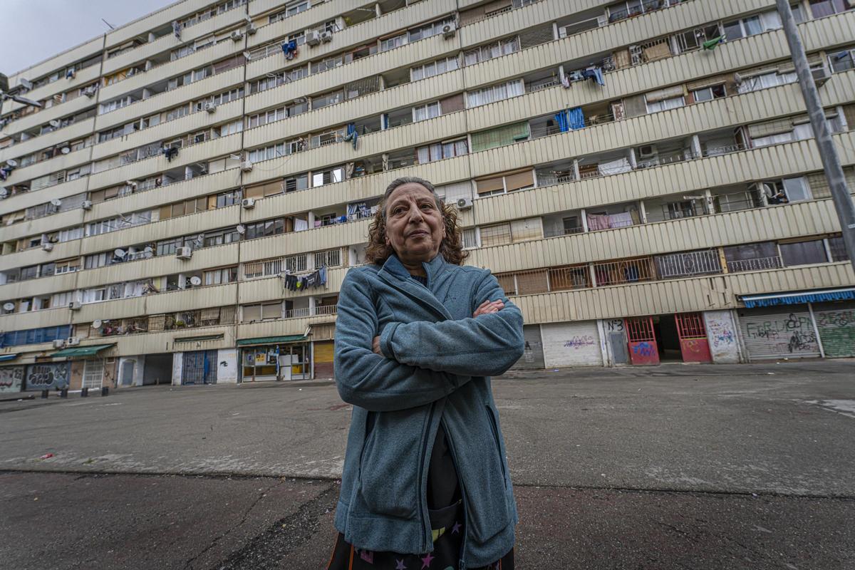 Paqui Jiménez, portavoz de los vecinos del bloque de Venus, delante del edificio.