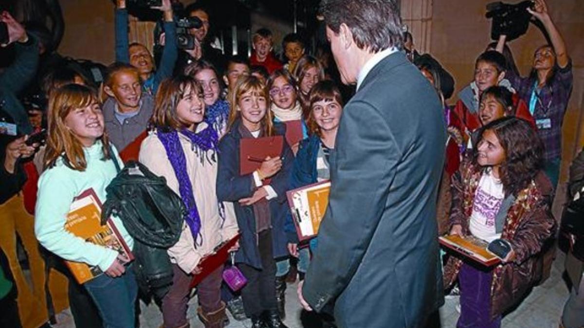 Artur Mas saluda a un grupo de escolares que visitan el Parlament, ayer.