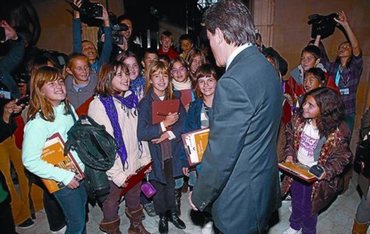 Artur Mas saluda un grup d’escolars que visiten el Parlament, ahir. Artur Mas saluda un grup d’escolars que visiten el Parlament, ahir.